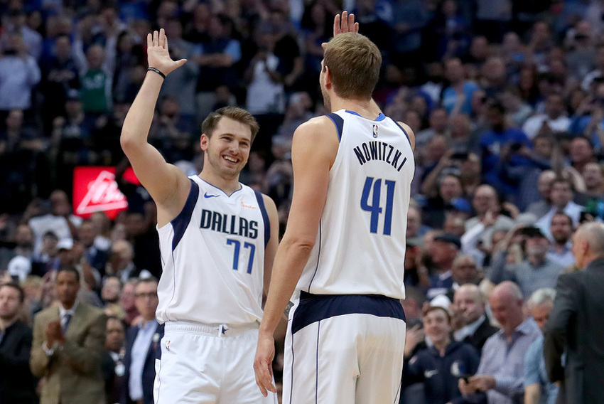 Dončić i Nowitzki (Foto: AFP)