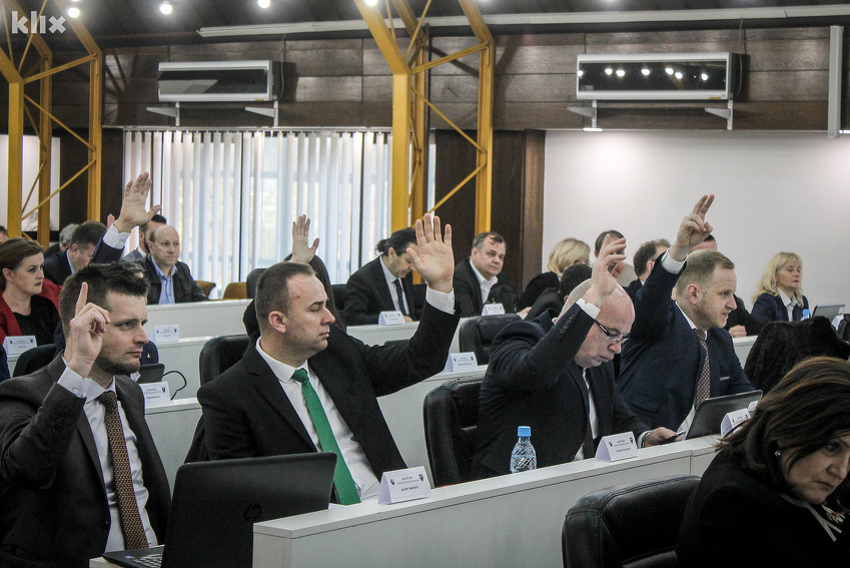 Nusret Imamović (lijevo) jučer sjedio u klupama sa zastupnicima SDA (Foto: E. M./Klix.ba)