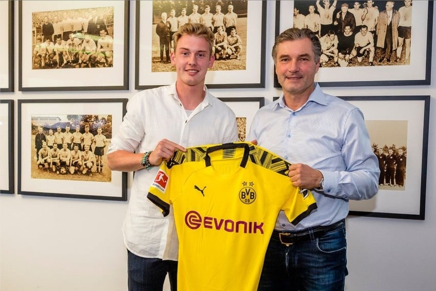 Julian Brandt i sportski direktor Michael Zorc (Foto: Borussia Dortmund)