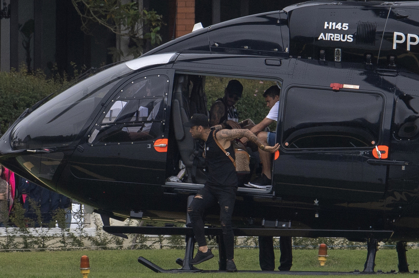 Trenutak kada Neymar izlazi iz helikoptera (Foto: AFP)