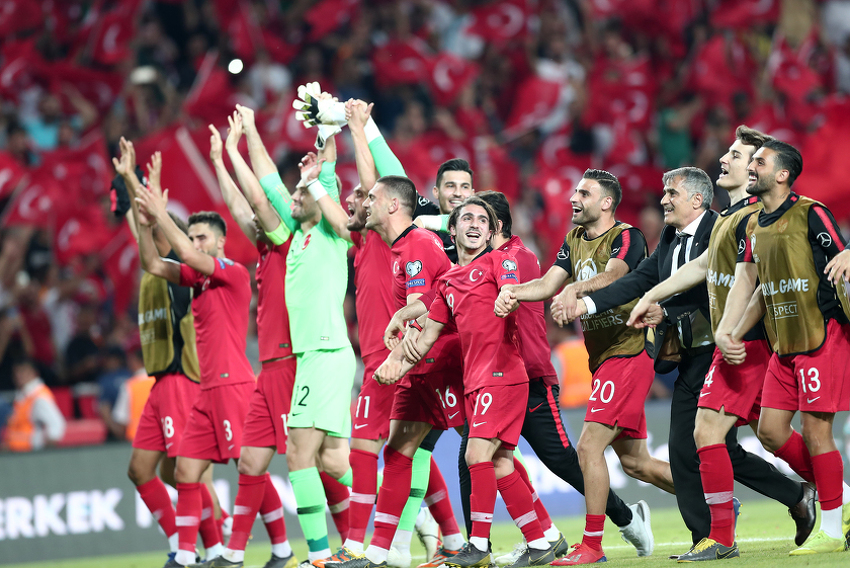 Slavlje igrača Turske nakon pobjede nad Francuskom (Foto: EPA-EFE)