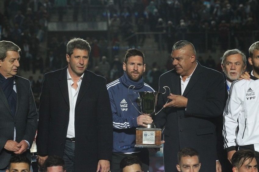 Messi drži trofej pobjednika takmičenja (Foto: EPA-EFE)