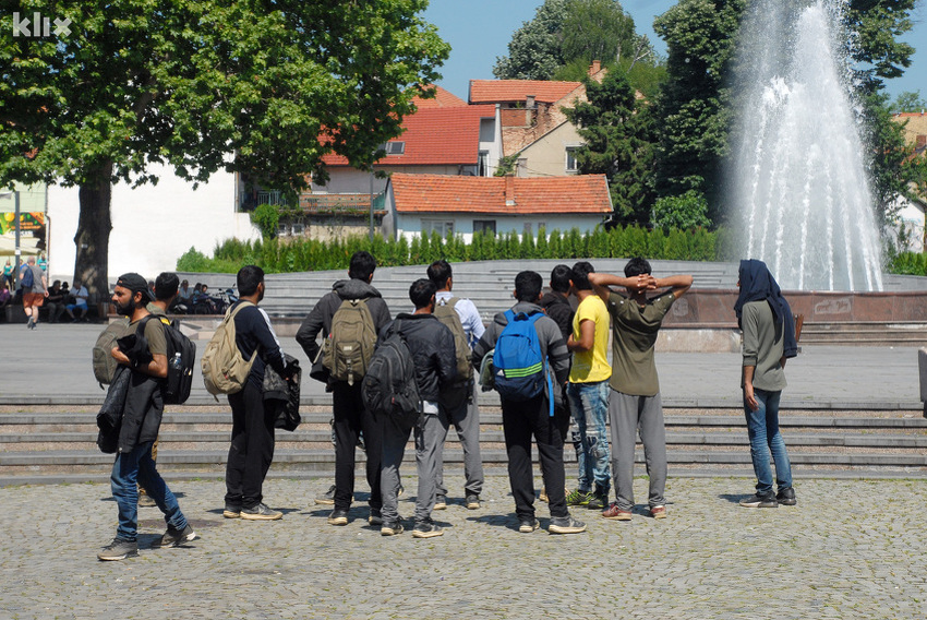 Migranti na Trgu slobode u Tuzli (Foto: D. Z./Klix.ba)
