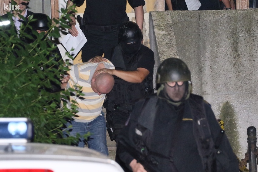 Pripadnici MUP-a RS-a izvode osumnjičenog Benedija Đukanovića iz Policijske stanice na Ilidži (Foto: H. M./Klix.ba)