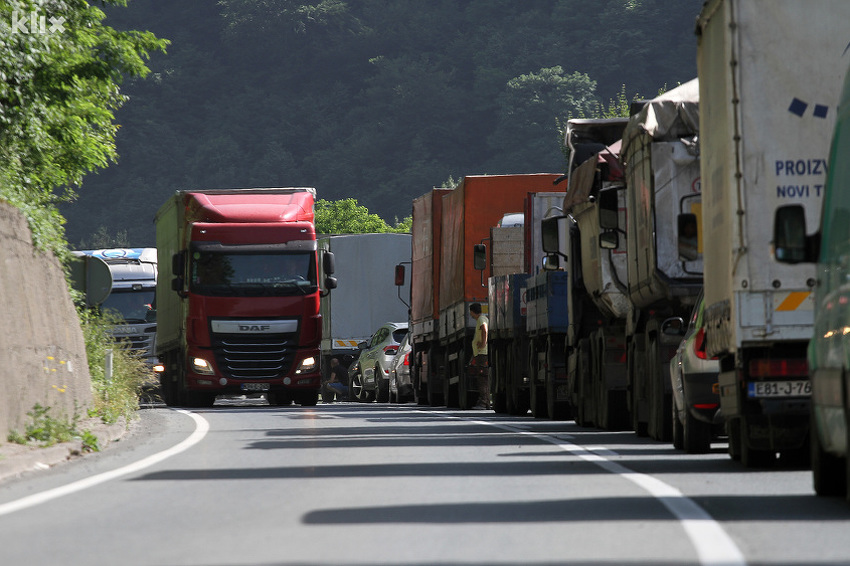 Kamioni satima u kolonama (Foto: E. M./Klix.ba)