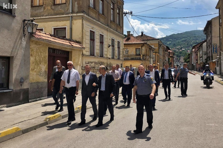 Bakir Izetbegović i delegacija SDA u šetnji Travnikom (Foto: E. M./Klix.ba)