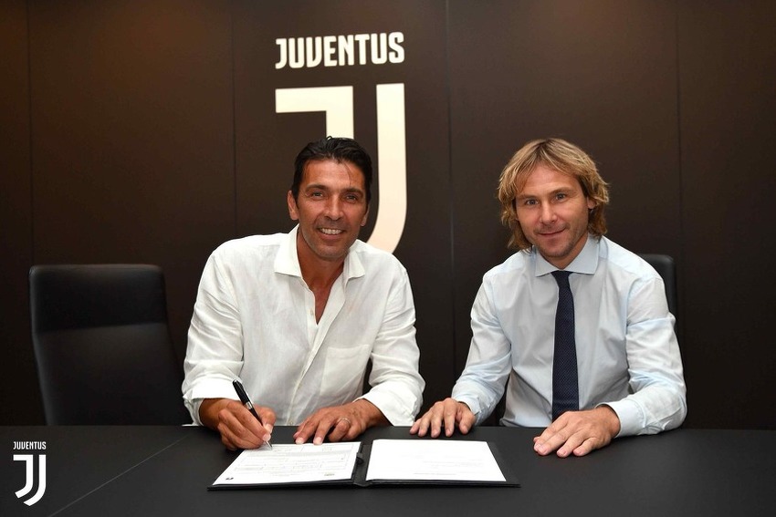 Buffon prilikom potpisivanja ugovora (Foto: Juventus)