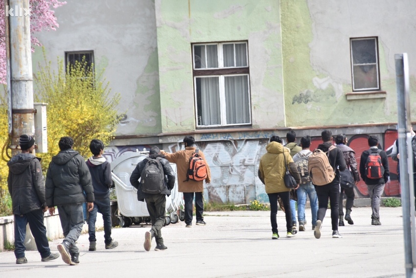 Velika policijska akcija u Sarajevu: Prebacivanje migranata s ulica u prihvatne centre B_190710139