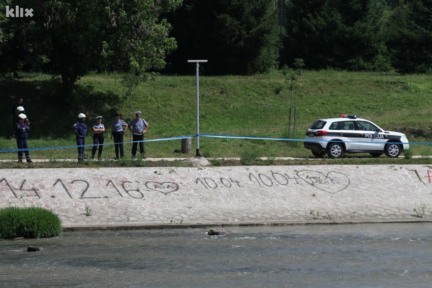 Policija na lokalitetu pronalaska tijela (Foto: E. M./Klix.ba)