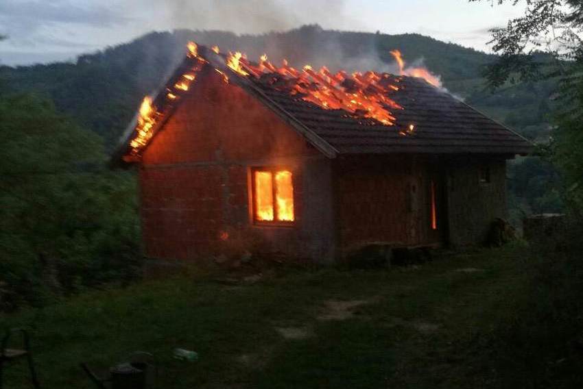 Povratničkoj porodici kod Goražda u potpunosti izgorjela kuća