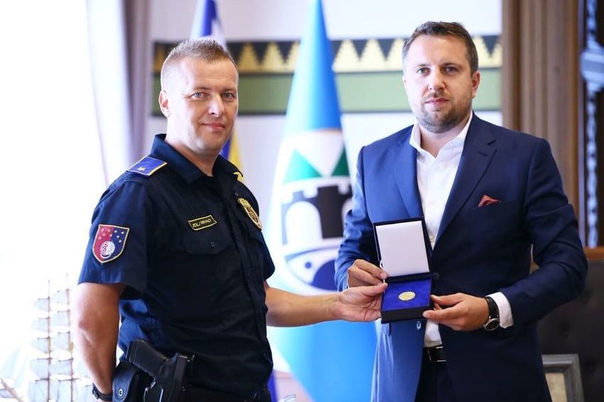 Policajac Nihad Zolj i gradonačelnik Sarajeva Abdulah Skaka
