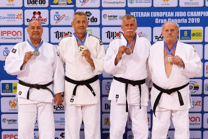 Milanko Mučibabić na podiju sa zlatnom medaljom