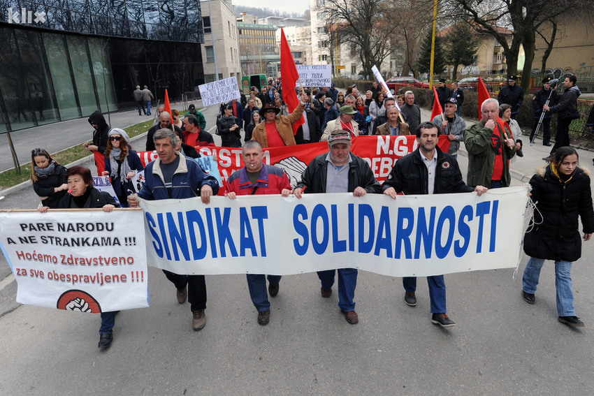 Detalj s jednog od protesta obespravljenih radnika u Tuzli (Foto: D. Z./Klix.ba)