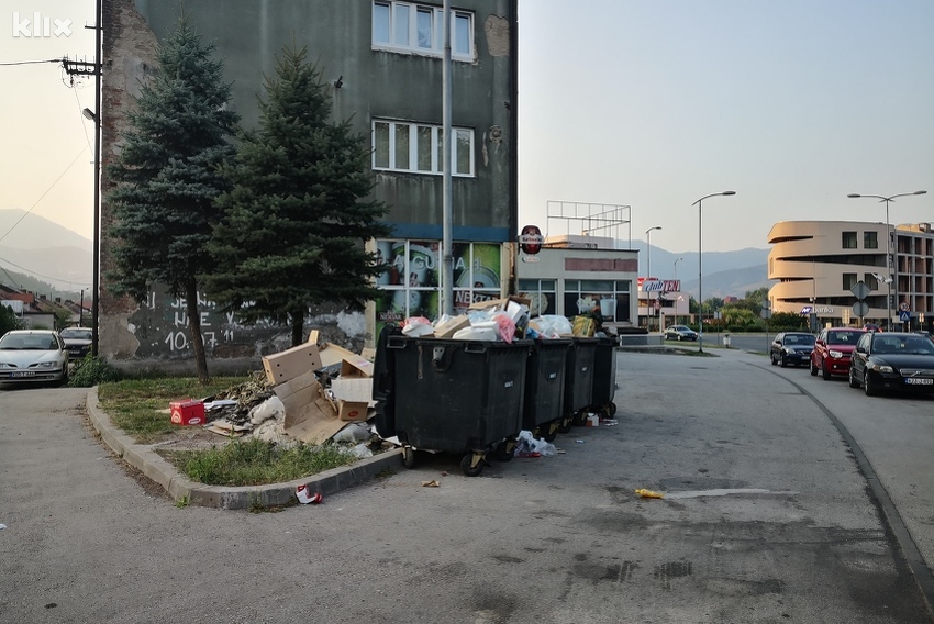 Kontejneri u Zenici danas su ruglo grada (Foto: Čitatelj)