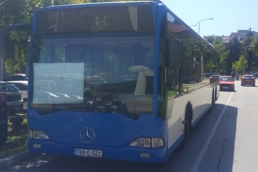 Autobus ispred Gradske uprave Zenica