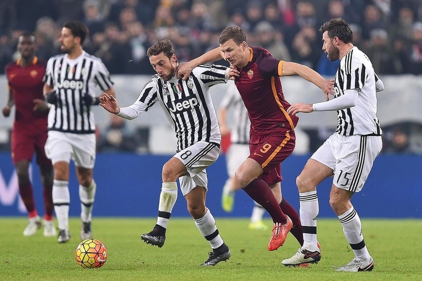 Edin Džeko u duelu s igračima Juventusa (Foto: EPA-EFE)