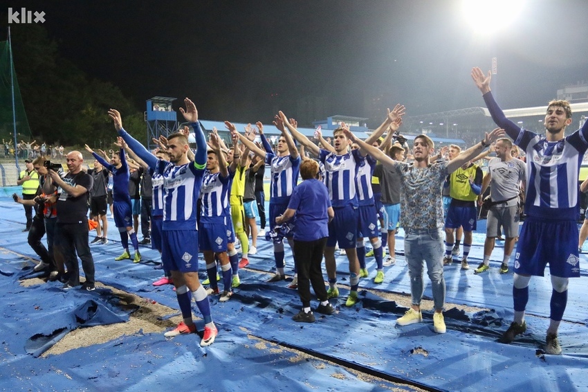 Igrači Željezničara slave pobjedu u gradskom derbiju ispred južne tribine (Foto: T. S./Klix.ba)
