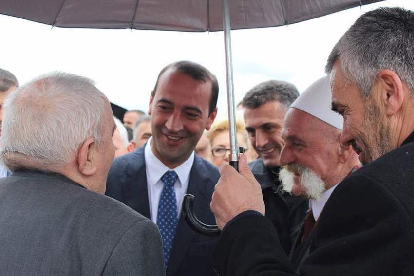 Daur Haradinaj (u sredini)