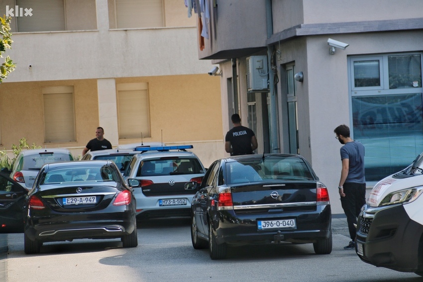 Policajci i inspektori ispred firme xSoft u Mostaru (Foto: R. D./Klix.ba)