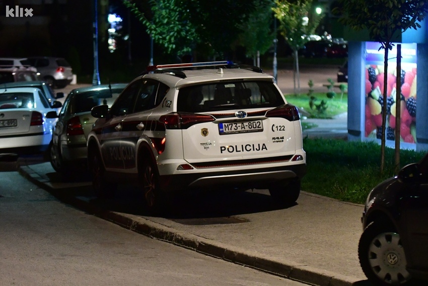 Policija na mjestu uviđaja u sarajevskom naselju Dobrinja (Foto: D. S./Klix.ba)