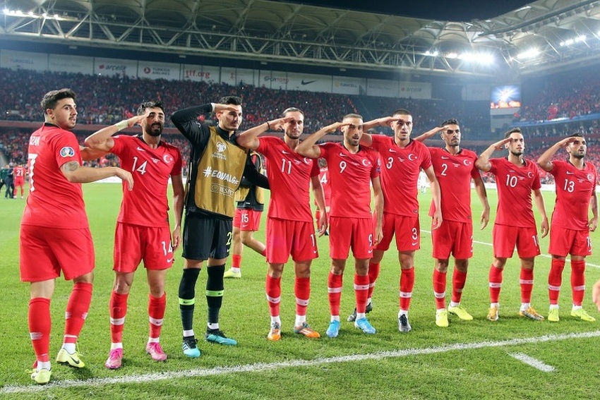 Nogometaši Turske nakon meča (Foto: EPA-EFE)