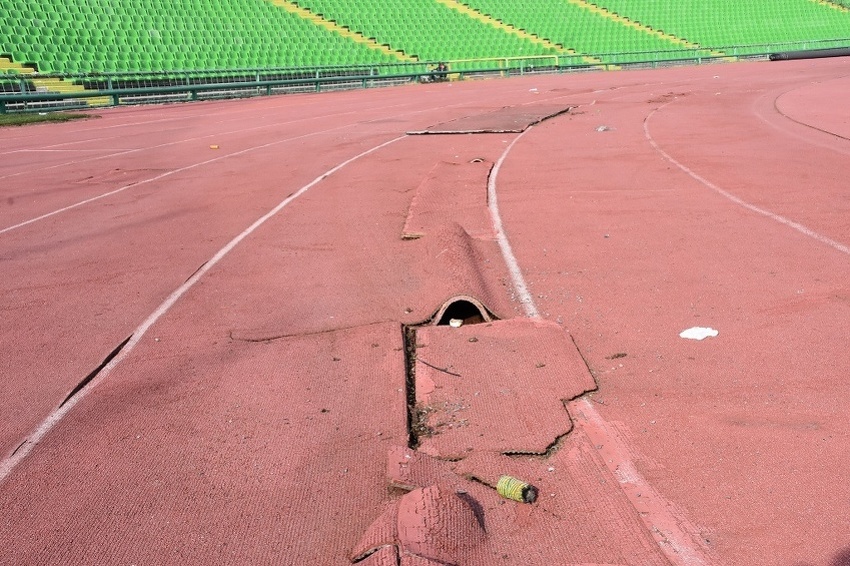 Atletska staza na stadionu Koševo je u potpunosti neupotrebljiva