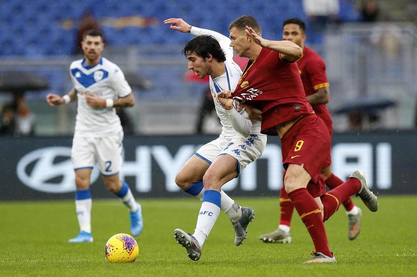 Edin Džeko u duelu (Foto: EPA-EFE)