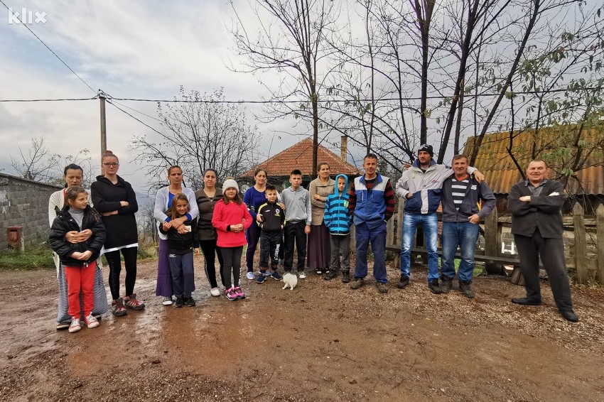 Roditelji s djecom u mjestu Fatići kod Begovog Hana (Foto: E. M./Klix.ba)