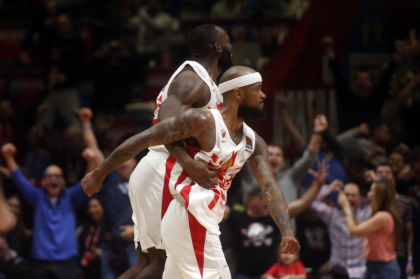 Lorenzo Brown i Charles Jenkins (Foto: EPA-EFE)