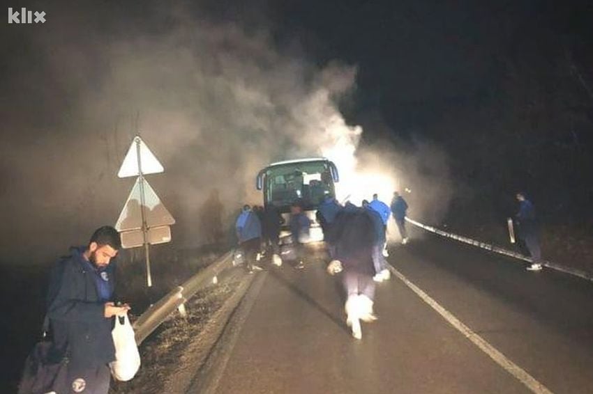 Zapalio se autobus s nogometašima Radnika (Foto: Klix.ba)