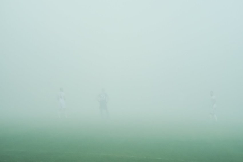Magla na utakmici u Srbiji: Publika nije vidjela ništa, igrači jedva jedni druge