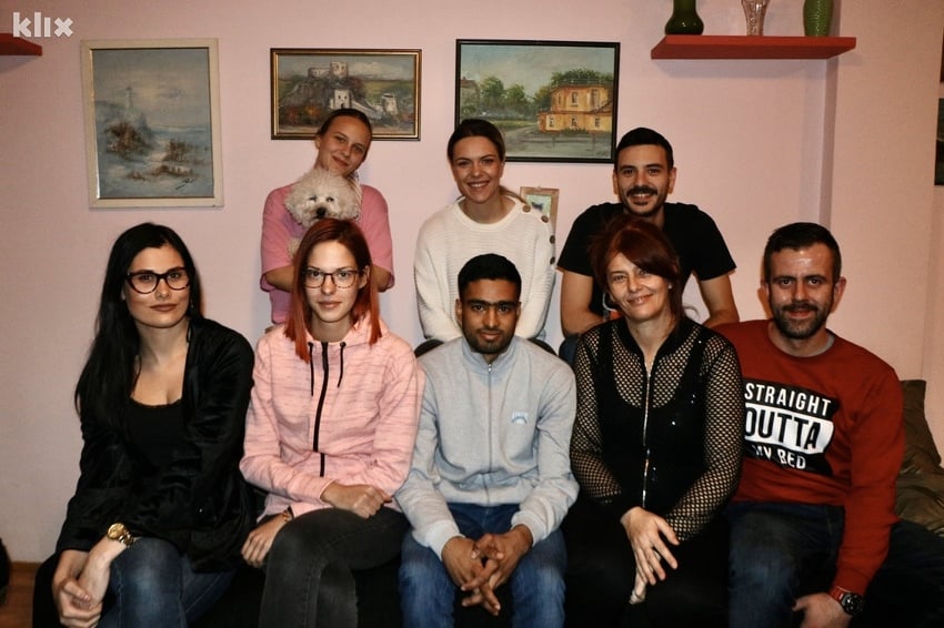 Rezultat slika za Porodica Husić migrantu dala topli dom: Pakistanac Adil uživa u Tuzli i uči bosanski jezik