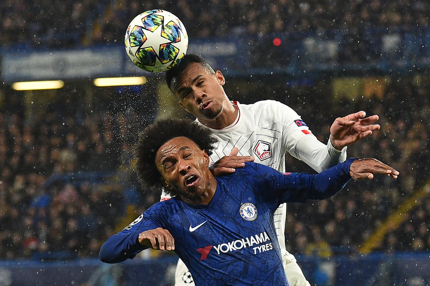 Gabriel u duelu sa Willianom (Foto: AFP)