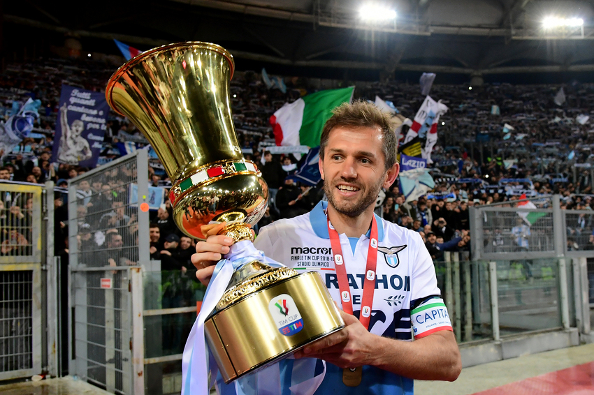 Senad Lulić s trofejom Kupa Italije iz 2013. godine (Foto: AFP)