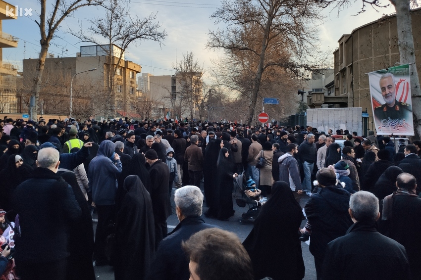 Ulice Teherana preplavljene građanima koji odaju počast ubijenom generalu (Foto: Klix.ba)
