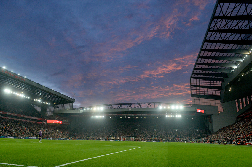 Crveno nebo iznad Anfielda tokom duela s Unitedom (Foto: EPA-EFE)