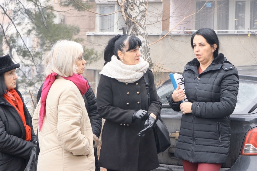 Azemina Mujkanović (desno) jučer je ispred stana čekala sudske izvršitelje (Foto: A. K./Klix.ba)
