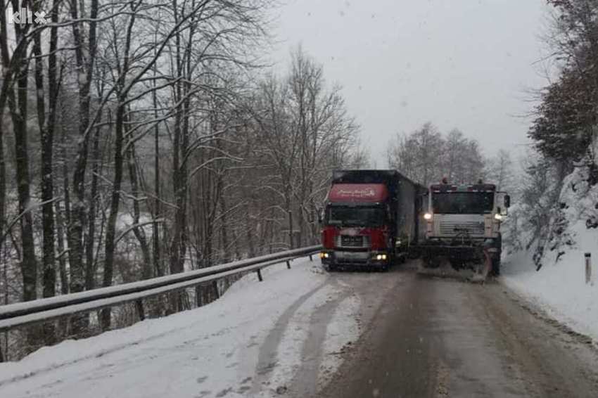 Snijeg stvara velike probleme vozačima teretnih vozila na Karauli