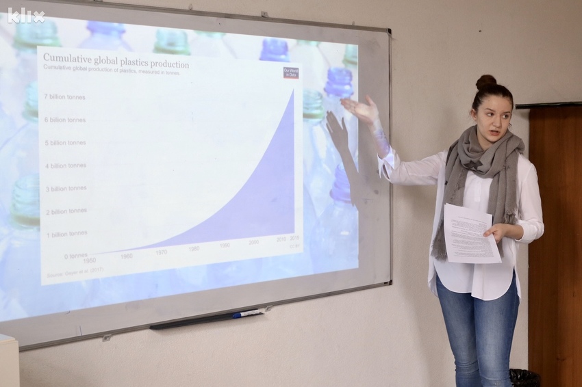 Esma Hodžić prezentira svoj projekt školskim kolegama (Foto: D. Ć./Klix.ba)