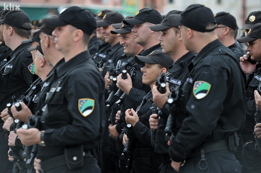 Sporna zapošljavanja policajaca u Tuzli: Posao dobijali uz potvrdu o radu u kiosku
