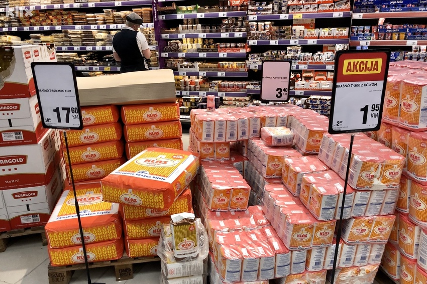 Ljudi kupuju i po deset vreća brašna, ali supermarketi su i dalje odlično opskrbljeni