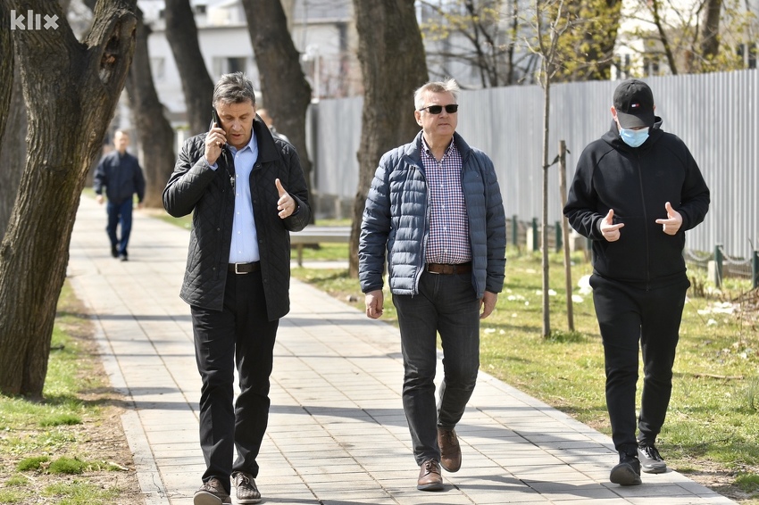 Premijer F. Novalić u šetnji s predsjednikom UPFBiH A. Smailbegovićem (Foto: T. S./Klix.ba)