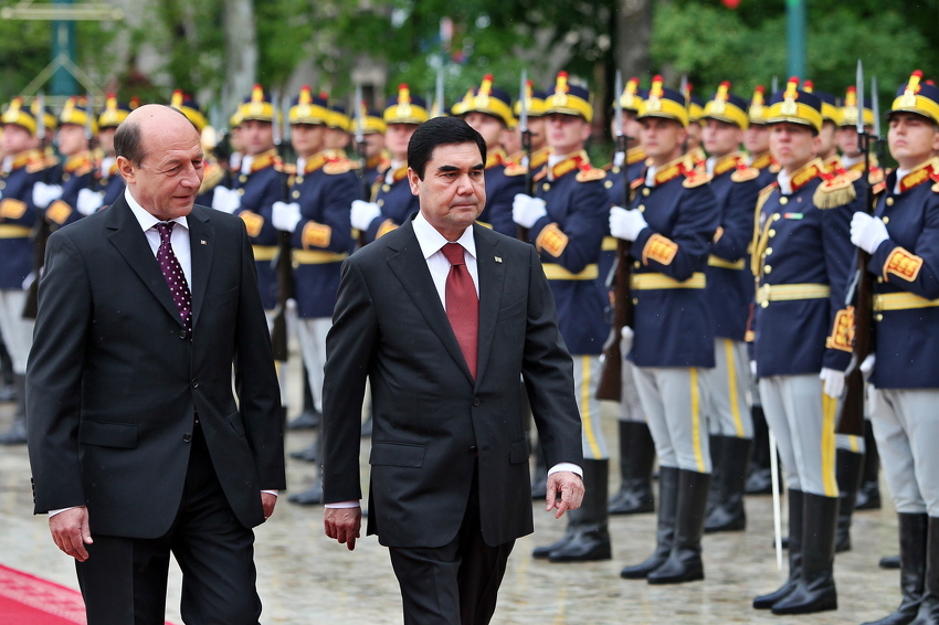 Gurbanguli Berdimuhamedov (desno) (Foto: EPA-EFE)