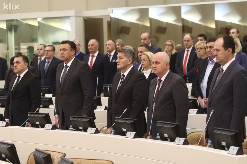 SDP traži smanjenje plata: Ministri i parlamentarci mogu živjeti sa 800 KM