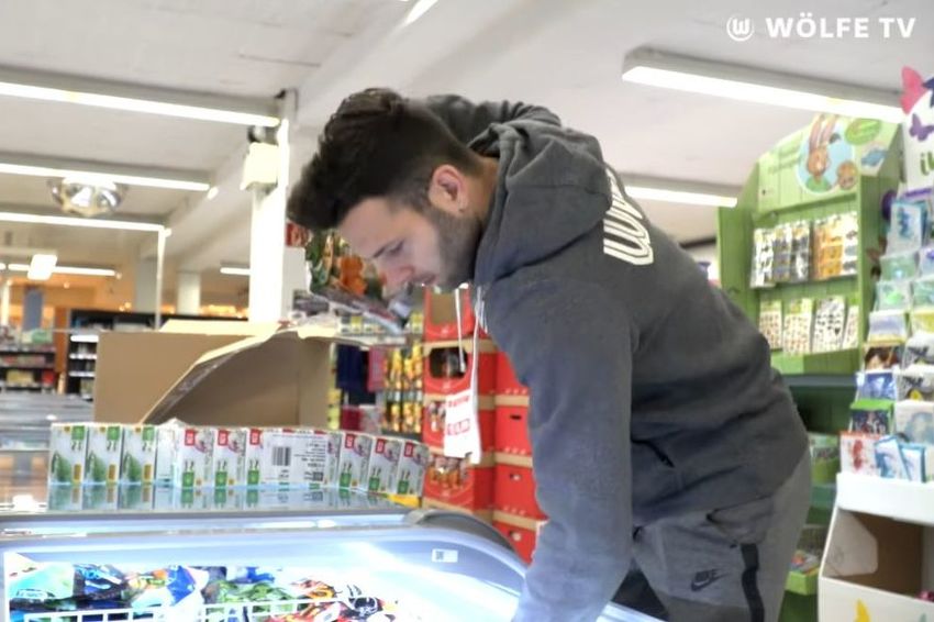 Foto: Screenshot (Nogometaši Wolfsburga radili u supermarketu)