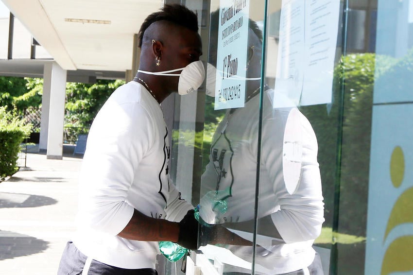 Balotelli po dolasku na testiranje na koronavirus (Foto: EPA-EFE)