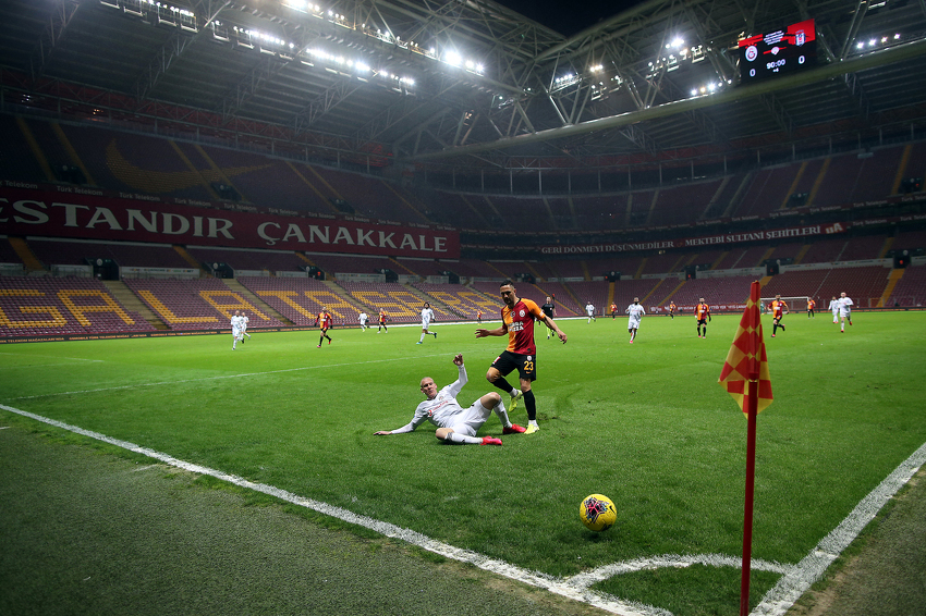 Duel iz marta između Galatasaraya i Bešiktaša (Foto: EPA-EFE)