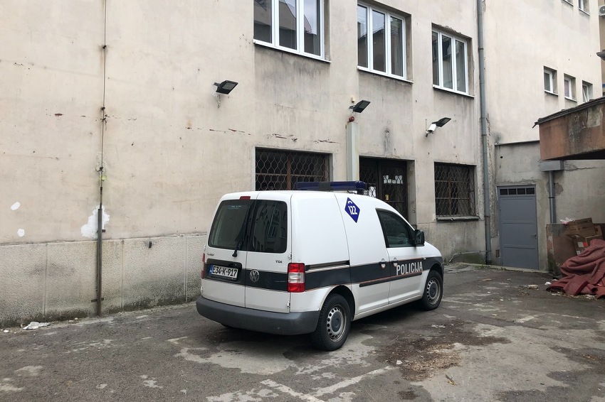 Policijsko vozilo iza zgrade Zavoda (Foto: D. Ć./Klix.ba)