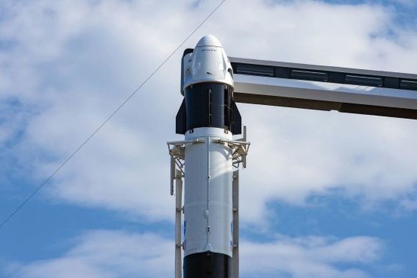 Kapsula Crew Dragon na raketi Falcon 9 (Foto: SpaceX)