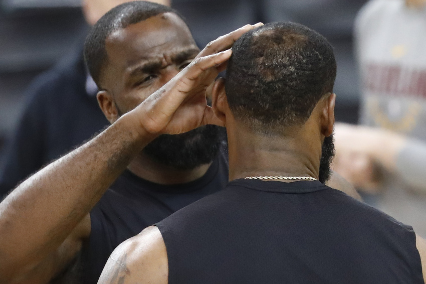 Kendrick Perkins i LeBron James (Foto: EPA-EFE)